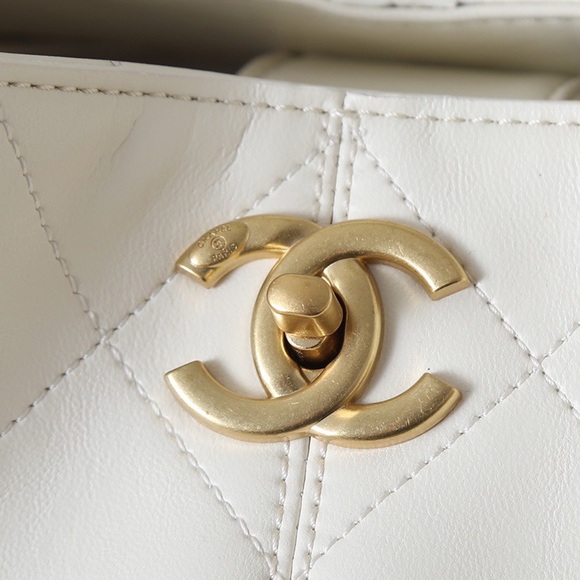 Elegant White Quilted Tote Bag - Picture 5 of 9